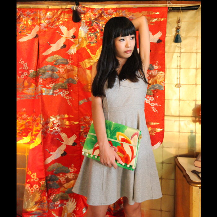 ヴィンテージの着物生地を使用したYumi Komoriのアイテム（写真バッグ）。