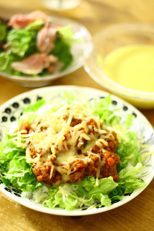 ふだんの食卓の様子。お子さんが好きというタコライスと、サツマイモのスープ、生ハムサラダ。