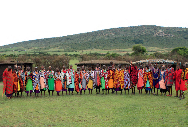 アフリカの大地に濃厚ながらどこか透明感あるカラーコントラストがマサイ族の色。（IMAGE:「PIKOLINOS MASAI PROJECT」14SSコレクションカタログ）