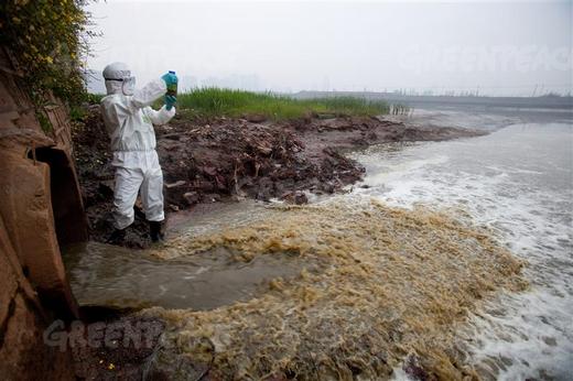 Youngor社の工場排水のサンプリングを行うグリーンピーススタッフ。水が黄色く濁っているのが分かる。© Bo Qiu / Greenpeace（IMAGE: Courtesy of Greenpeace）