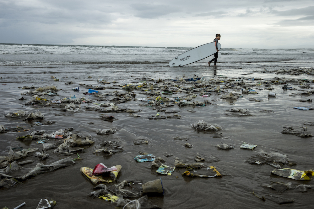 バリ島にある名所、クタ・ビーチに打ち捨てられたゴミ。（©Jason Childs）