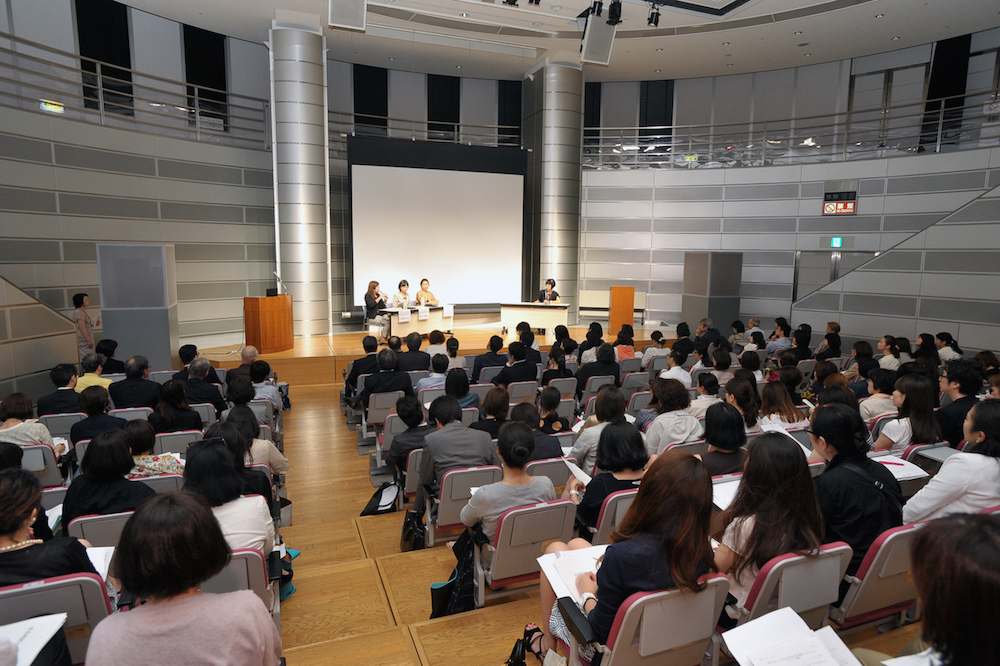7月22日に開催された「プロジェクトWEF」のキックオフ・シンポジウム。司会に生駒芳子氏を迎え、高島屋代表取締役専務・肥塚見春氏、オンワード樫山関東支社長・上野恵子氏、経済産業省経済社会政策室長・坂本里和氏、HASUNA Co.,Ltd.代表取締役社長・白木夏子氏が登壇。女性の働き方について熱く語った。今後も年に3回、ロールモデルとなる女性を迎えて開催するという。〈IMAGE:Courtesy of 一般社団法人WEF〉