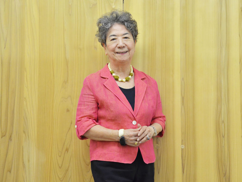 尾原蓉子(おはら・ようこ) WEF会長(代表理事)。大阪府生まれ。1962年東京大学教養学部を卒業、旭化成に入社。66年、フルブライト奨学生として米FITに留学。97年ハーバード・ビジネススクールAMP卒業。IFIビジネススクール元学長。日本FIT会会長、ハリウッド大学院大学特任教授、金沢市立美術工芸大学大学院 客員教授。ファッション・ビジネスの言葉と概念を、訳書「ファッション・ビジネスの世界」で日本に初めて紹介した1968年以来、ファッション産業の発展と人材育成がライフワーク。
