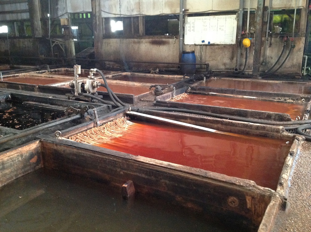 鞣し工程の様子。ベジタブルタンニン樹液の槽が並ぶ。(IMAGE: ami-tsumuli)