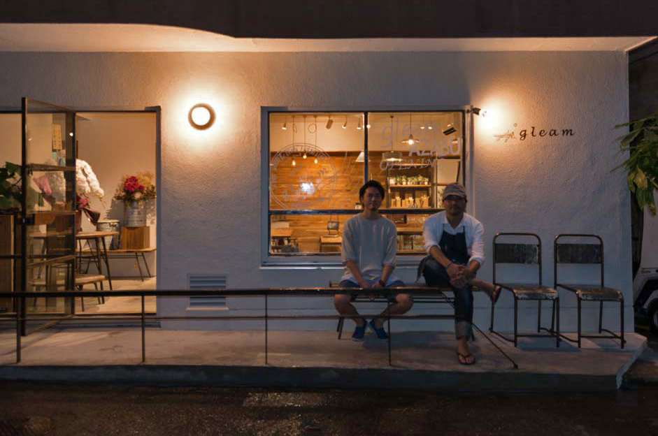 店舗の前で。「gleam」のディレクション、デザインを手掛ける高谷弘志(右)と宇戸恒平(左)