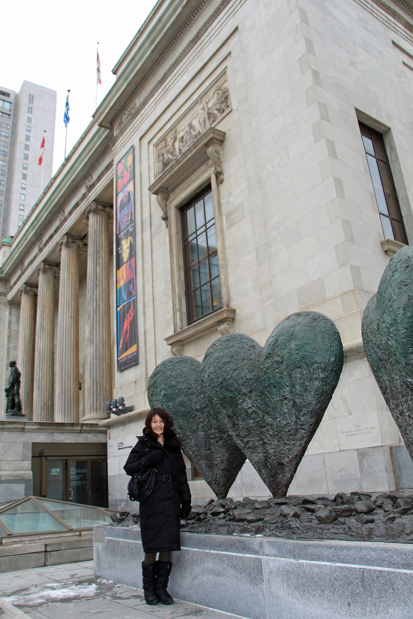 カナダ・モントリオールのMontreal Museum of Fine Arts前にて。