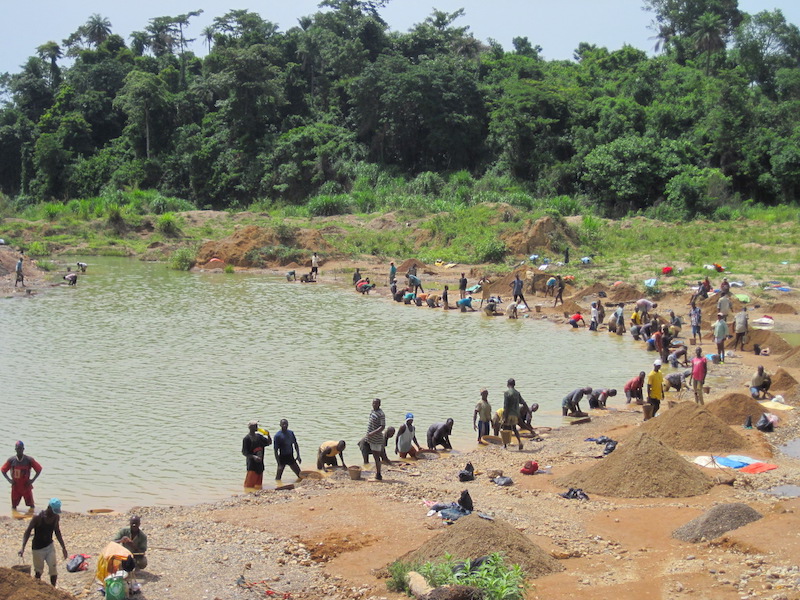 No.9という名前のダイヤモンド採掘所。これも採掘によってできた人工池。（Photography：Chie Murakami, 2012, Kono, Sierra Leone）
