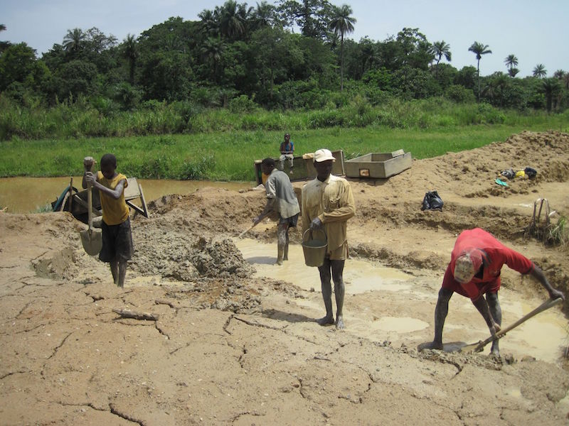 採掘現場で働く13歳の少年（左端）〈Photography：Chie Murakami, 2012, Kono, Sierra Leone〉