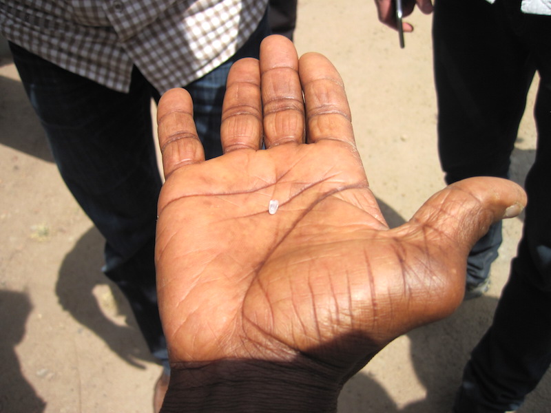 コートジボワールの零細ダイヤモンド採掘労働者が採掘したダイヤモンド原石（Photography: Chie Murakami, 2015, Seguela, Cote d’Ivoire）