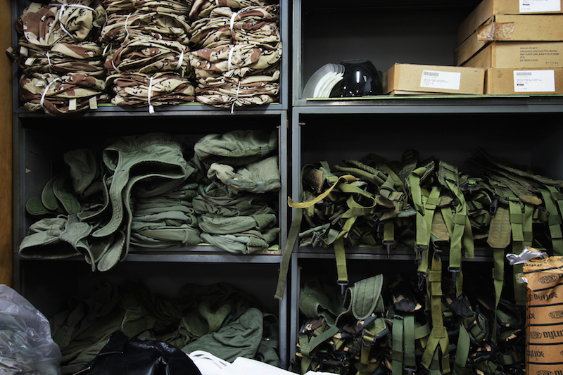 沖縄には、国道沿いや米軍基地周辺に、払い下げ品（Surplus Shop）が点在している。とてつもない量を一度に仕入れるため、一見すると店なのか倉庫なのかわからない独特な雰囲気の店が多いという。