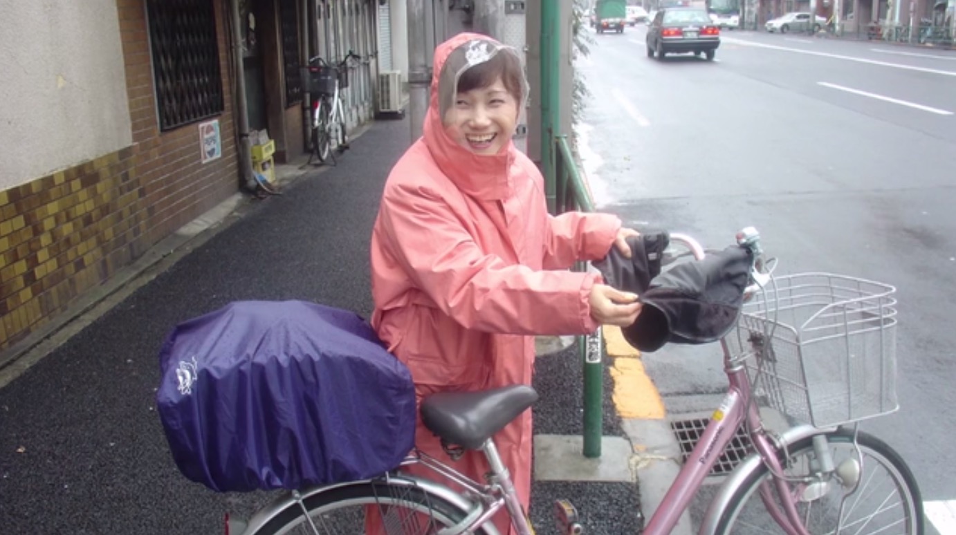 ……よく雨の日に見かける格好ですよね。「ものすごいインスピレーションを受けたわ!」とは。