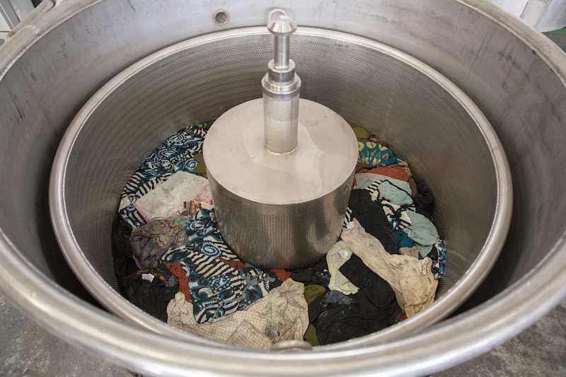「RDF」は、回収した服に含まれる綿繊維をバイオエタノールにリサイクルする「FUKU-FUKU プロジェクト」に加盟。消費者のデッドストックも、エネルギー資源に生まれ変わらせる取り組みだ。