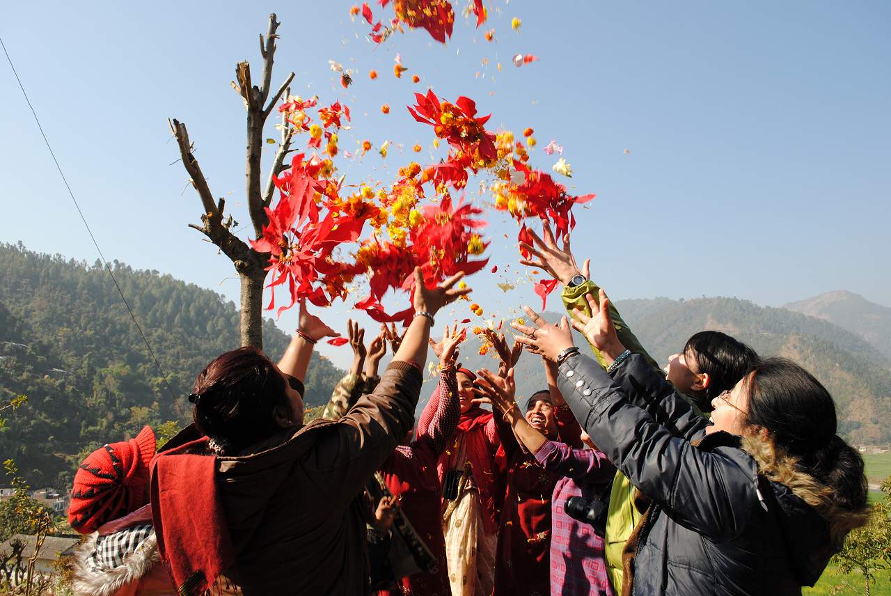 「She」2年目のイメージ写真の撮影風景。「（石けんの仕事をとおして）人生がうまくいきますように、花開きますように」というメッセージを、ネパールの生産者たちが花を空に舞い上がらせることで表現した。 (© Shaplaneer)