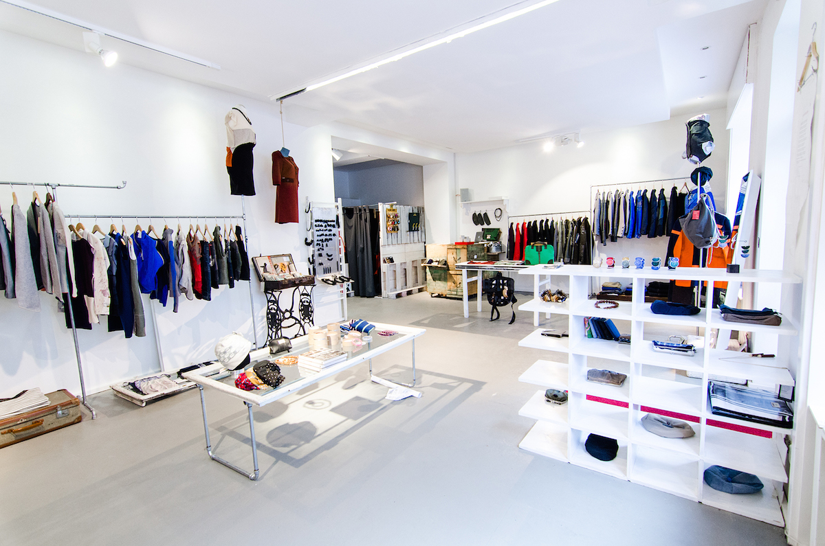 「Upcycling Fashion Store」の店内。ドイツのみならずさまざまなアップサイクルのブランド商品が並ぶ。