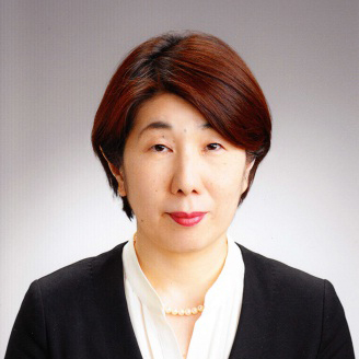石塚由紀氏 1985年慶応義塾大学法学部卒業後、㈱伊勢丹入社。伊勢丹新宿本店婦人服勤務を経て、1997〜2002年シンガポール伊勢丹出向。2006年部長昇格。2011年伊勢丹で女性初の営業部長に就任。2013〜14年日本橋店婦人服営業部長。15年4月から伊勢丹立川店長・執行役員。キャリア・コンサルティング技能士(2級)・産業カウンセラー。