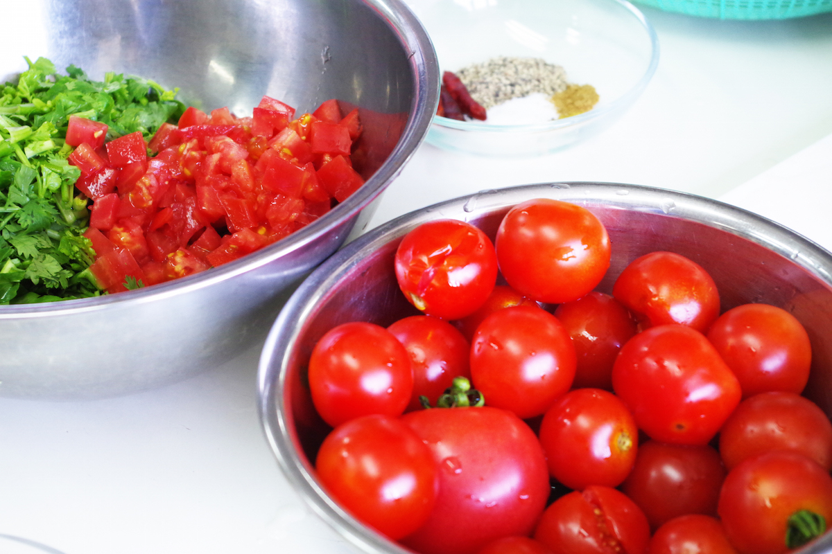 トマトと香草のサラダの材料。細かく切って、スパイスと混ぜ合わせれば完成。