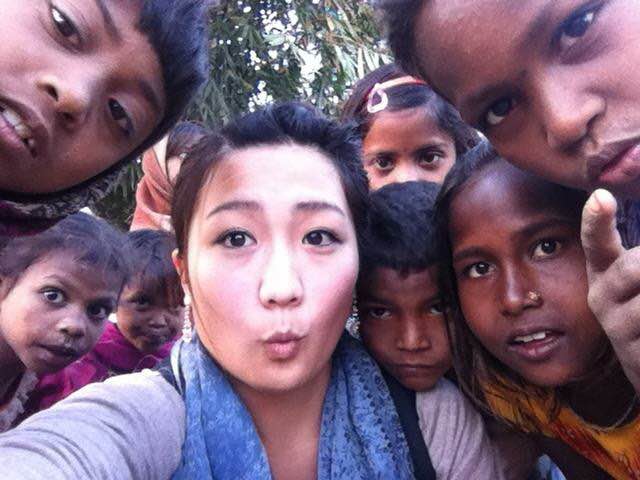 中央が私、さくらです！　インド・ゴンガリア村の子どもたちと（2012年）
