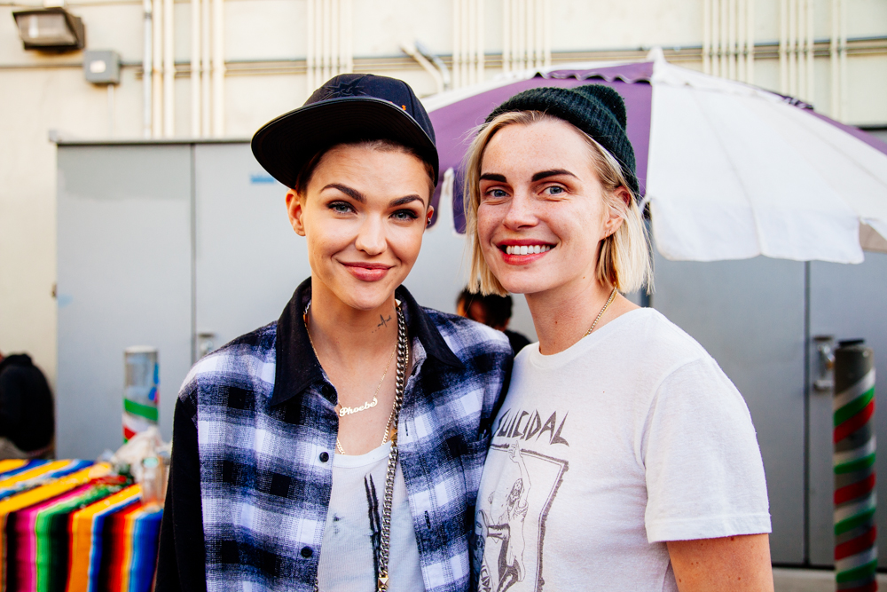 (左→右)恋人のモデル・Ruby RoseとPhoebe Dahl。