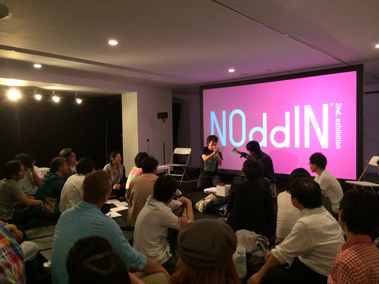 2014年に開催されたNOddIN 2nd Exhibitionでのワークショップ。一見無関係な言葉と言葉を組み合わせることで、新しい視点が見えてくる。言葉の面白さや力を体験する時間を提供した。