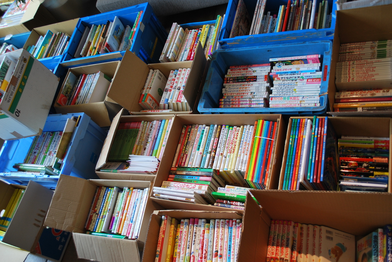 東日本大震災直後に立ち上げた「ユニセフちっちゃな図書館プロジェクト」では、30万冊以 上の本が全国から寄せられ、 東北の子どもたちのもとに贈られた。（©日本ユニセフ協会）