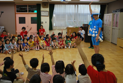 ユニセフ「世界手洗いの日」プロジェクトの様子。正しい手洗いを楽しく学べる、世界手洗いダンスを日本中に広めた。（©日本ユニセフ協会）