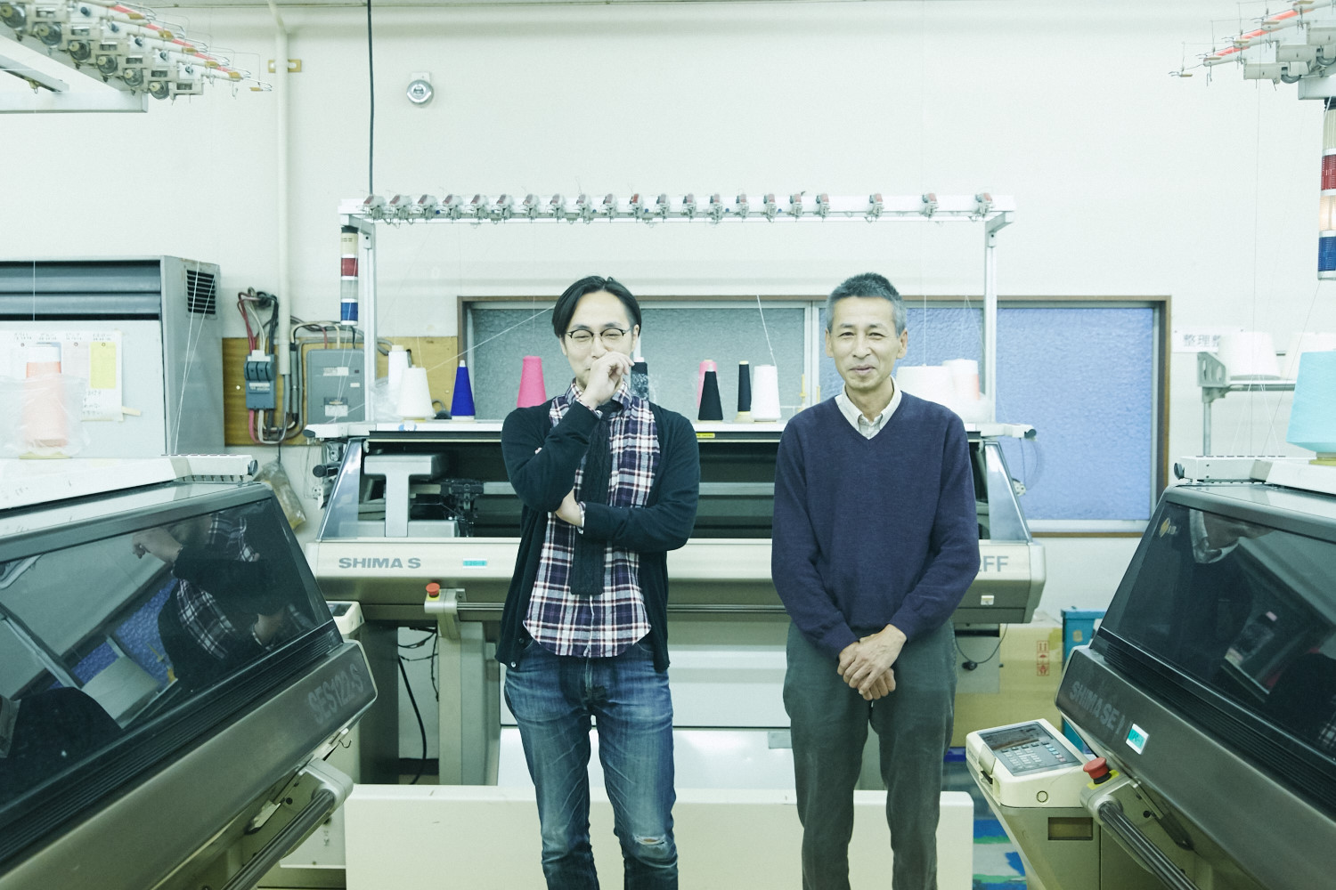（左）大島宏之さん デザイン事務所・株式会社ジャンル代表取締役、「CHOOSE KNIT」クリエイティブ・ディレクター。 （右）父・大島啓司さん。大島メリヤス代表取締役。