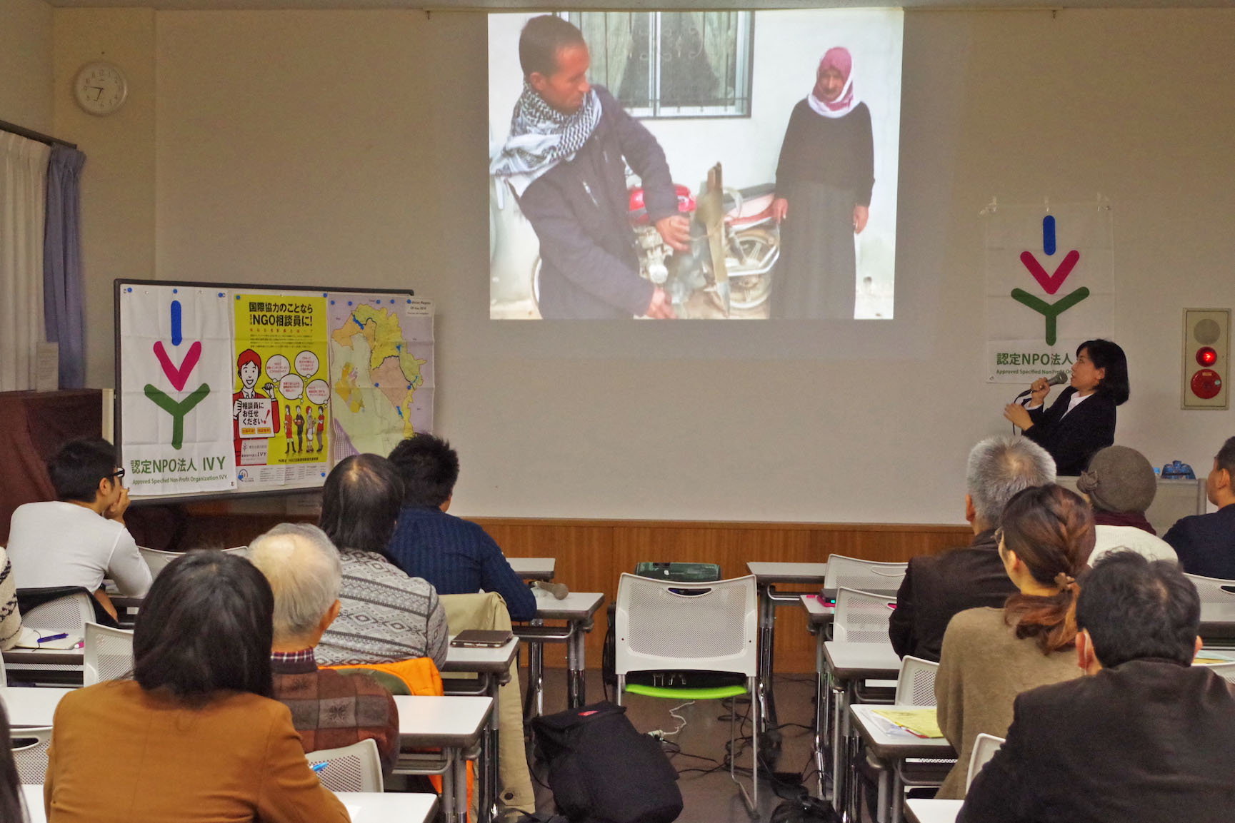 11月末に東京で行われた講演会。13日にパリで起きた事件の影響か、若い人が多く集まった。「考えるきっかけになればと思うので、私が知っていることは伝えていきたい」と玉本さん。