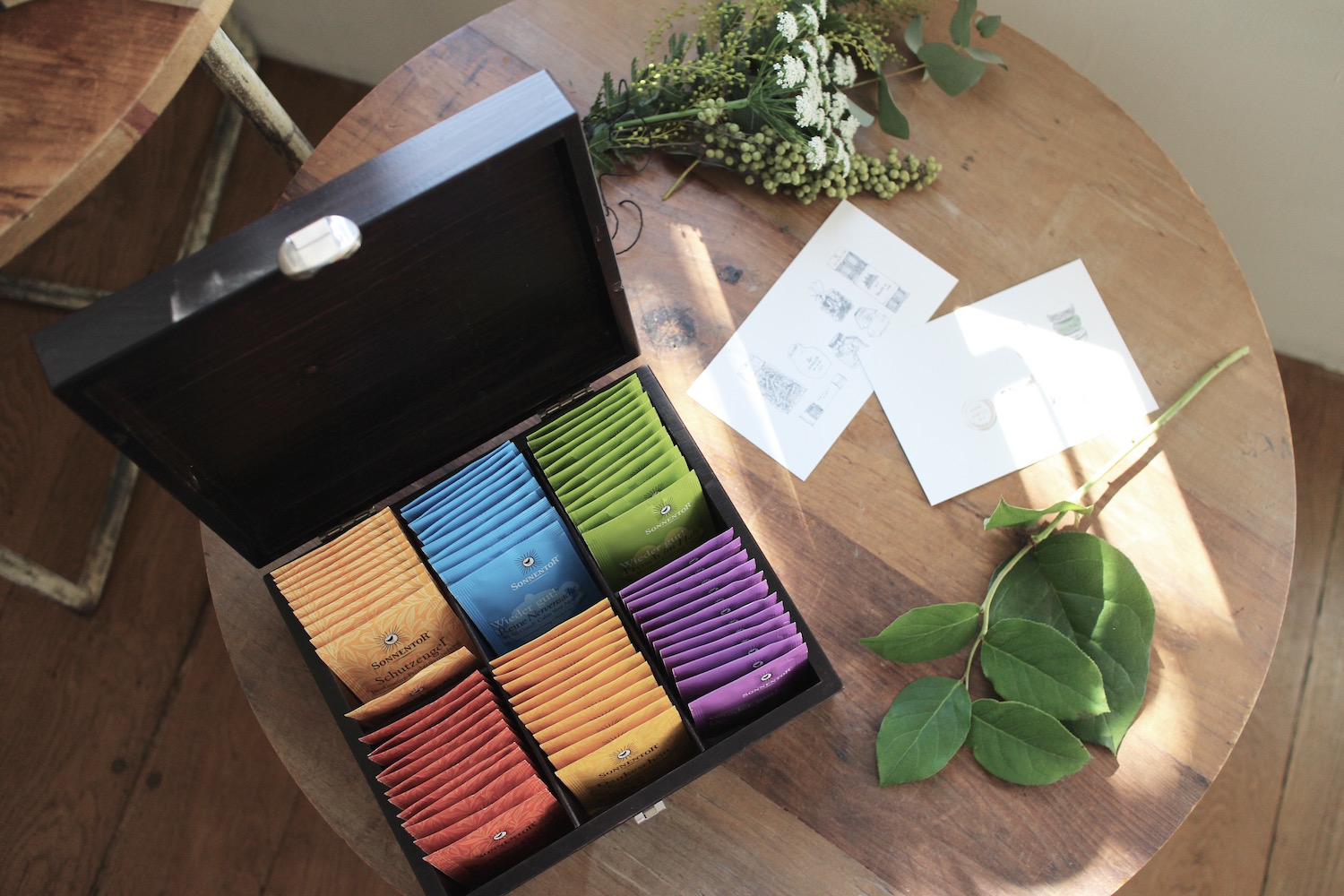 「SONNENTOR(ゾネントア)」オーガニックハーブティーをBOXに入れて。(Photography: Mayuko Nakaishi)