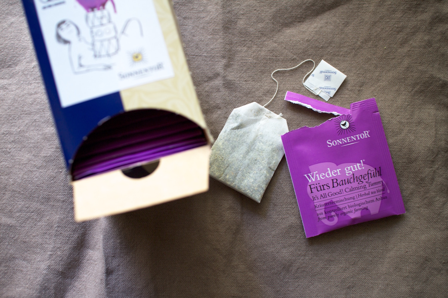 「SONNENTOR(ゾネントア)」 “Calming Tummy”=お腹を落ち着かせるという名前のハーブティー。お腹の上に重石とゾウが乗っています(笑)〈Photography: Mayuko Nakaishi〉