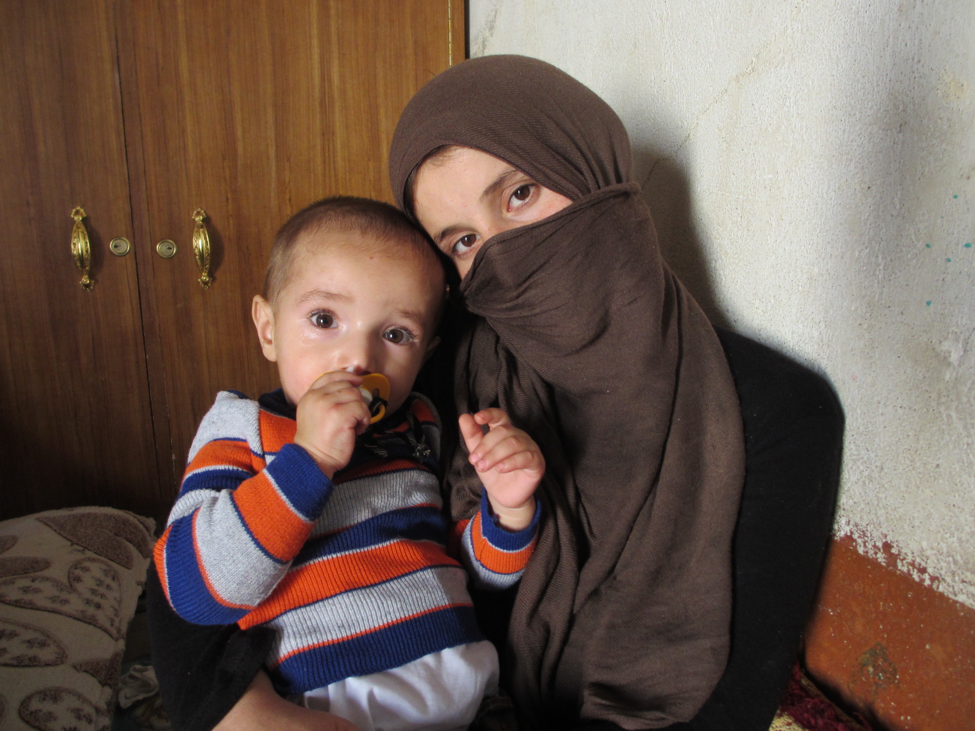 ISは昨年8月、ヤズディー女性を集団拉致。女性たちは「戦利品・奴隷」としてイラクやシリアなど各地に移送され、戦闘員に分配された。19歳のアムシャは、夫を殺され、戦闘員との結婚を強いられたが、2週間後、隙をみはからって脱出した。（2014年9月 イラク クルド自治区で撮影、Photography: Courtesy of 玉本英子）