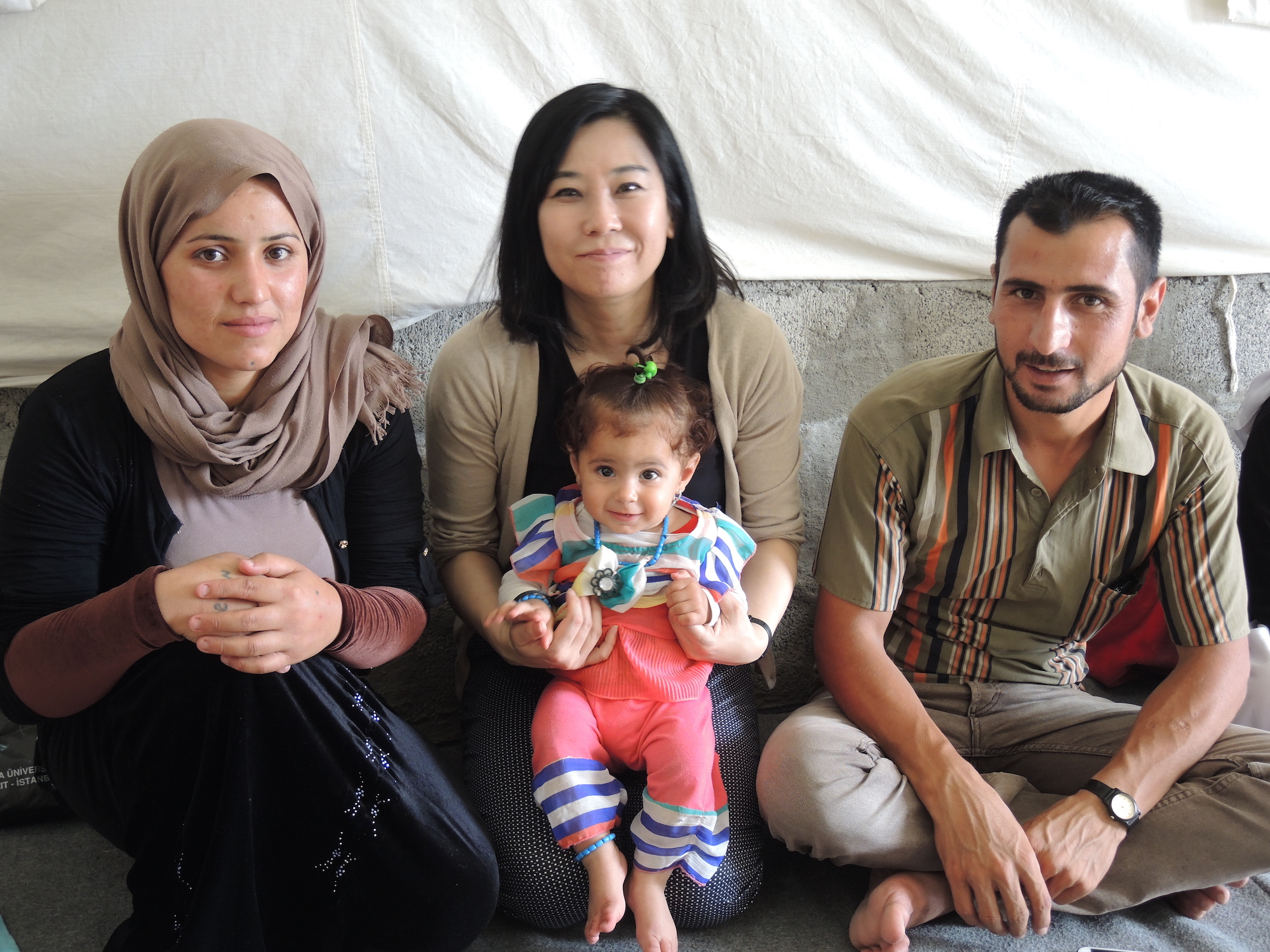 イラク北部シンジャルの結婚式で会ったヤズディ教徒の夫婦。村はISに制圧され、殺されたり行方不明になったりした親戚も多数いる。2人は襲撃時、近くの山へ逃れて助かった。現在クルド自治区の避難民キャンプに身を寄せ、イラクへ行くたび訪ねている。（2015年9月 イラク クルド自治区で友人撮影、Photography: Courtesy of 玉本英子）