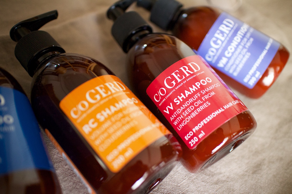 ビビッドなラベルが印象的なcare of GERDのシャンプーとコンディショナー。 赤いラベルは、スカルプケアシャンプー。LINGONBERRIES(リンゴンベリー)は、コケモモのこと。余分な皮脂を取り除いてくれる働きがある。(Photography: MAYUKO NAKAISHI)