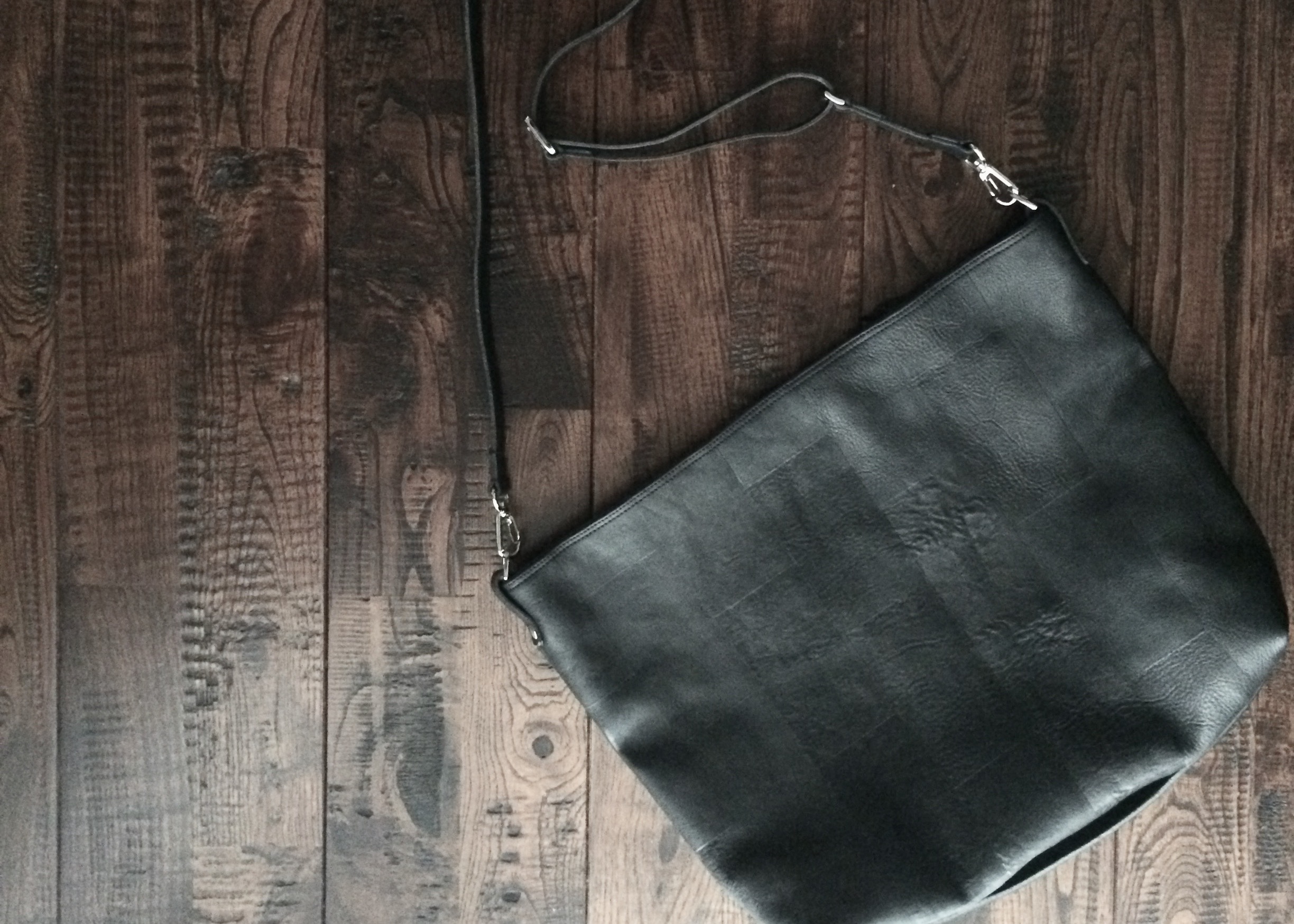 Exclusive 2WAY CRUCHBAG by YES CRAFT & BIO HOTELS JAPAN 栃木レザーとハシモト産業の技術、BIO HOTELS JAPANの企画、そして、YES CRAFT手業の一品。 (Photography: MAYUKO NAKAISHI)