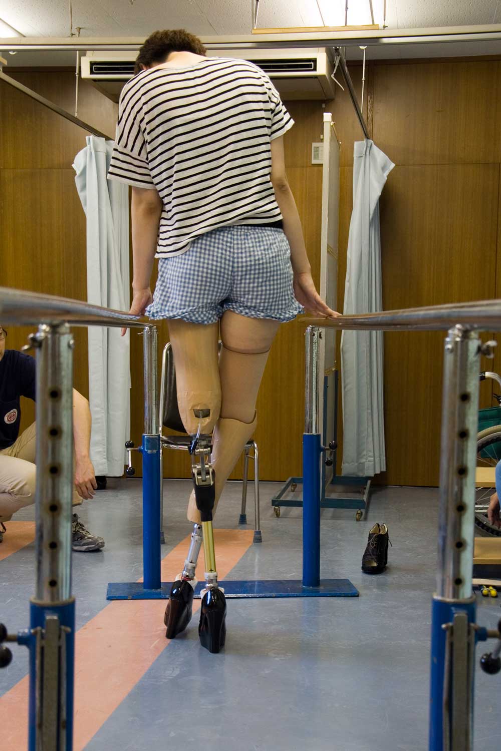 初めてハイヒールができたときの歩行練習の様子。「これからの人たちが、元気に楽しく歩いて行ったら、きっと未来は明るくなっていくのかな」と、真理さん。(ハイヒールプロジェクト、2012年)