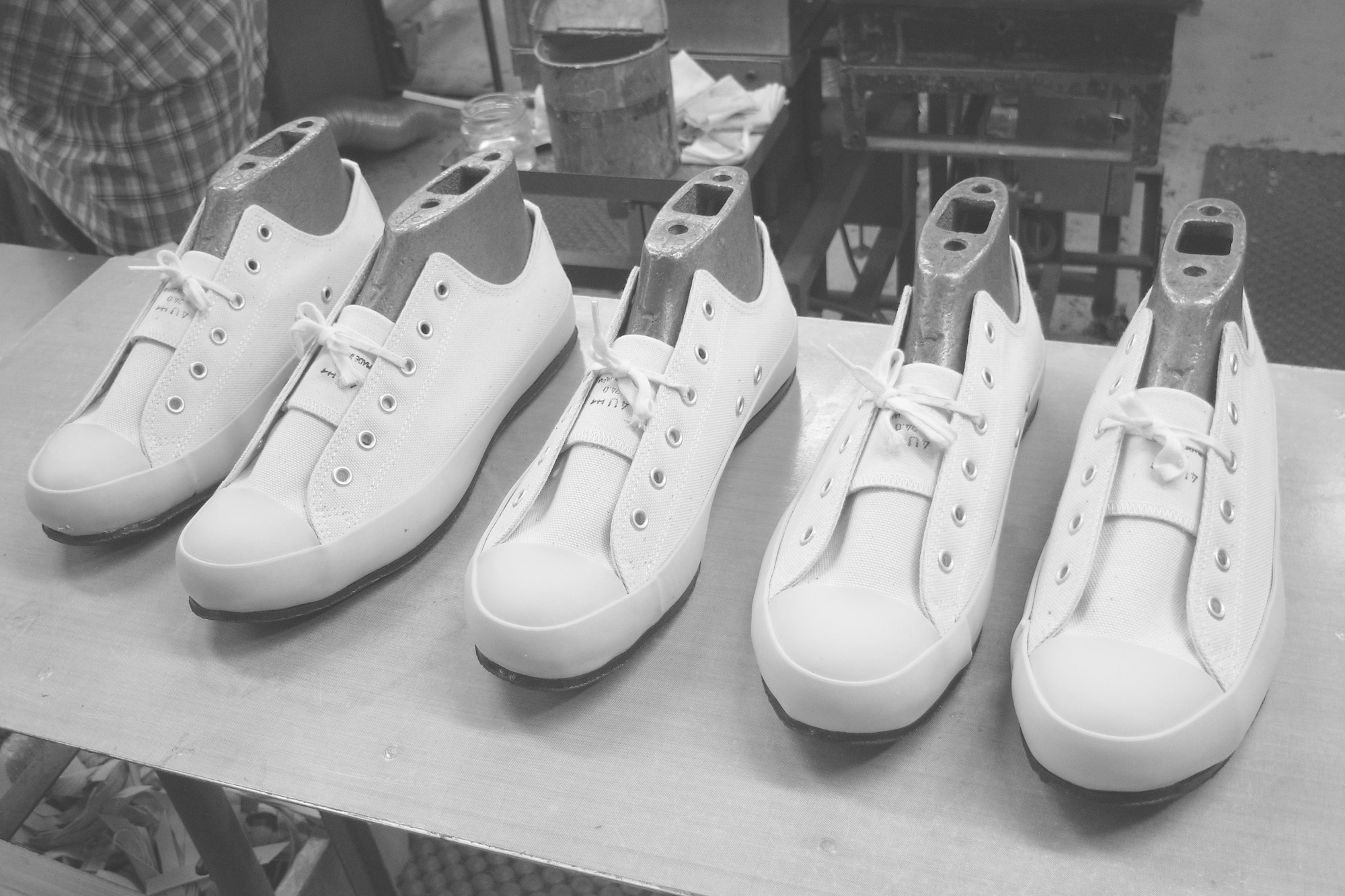 「ラスト」と呼ばれる靴型にしなやかに生地を沿わせて成型する。平面の生地が立体へと。（Photography: MAYUKO NAKAISHI）