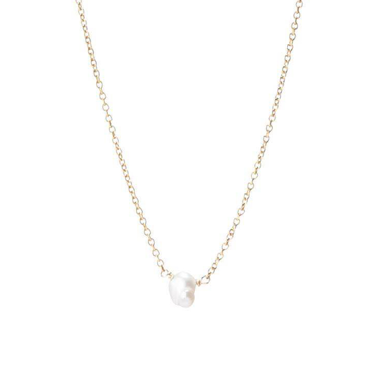 ペタルネックレス(¥8,900+税) 花びらのような小さな淡水ケシパールを使ったネックレス。小さいけれど、肌に乗せるとパールの存在感がかわいらしく光ります。