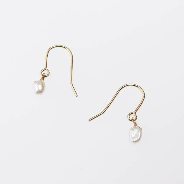 ペタルピアス(¥3,900+税) 一つずつ個性的な形の淡水パールを使用。小さな花びらが耳元でひらひらと揺れているよう。 広い庭園で個々の形で咲く花のように、個性を生かし共生できる世界を願いデザインした「Garden series」から。