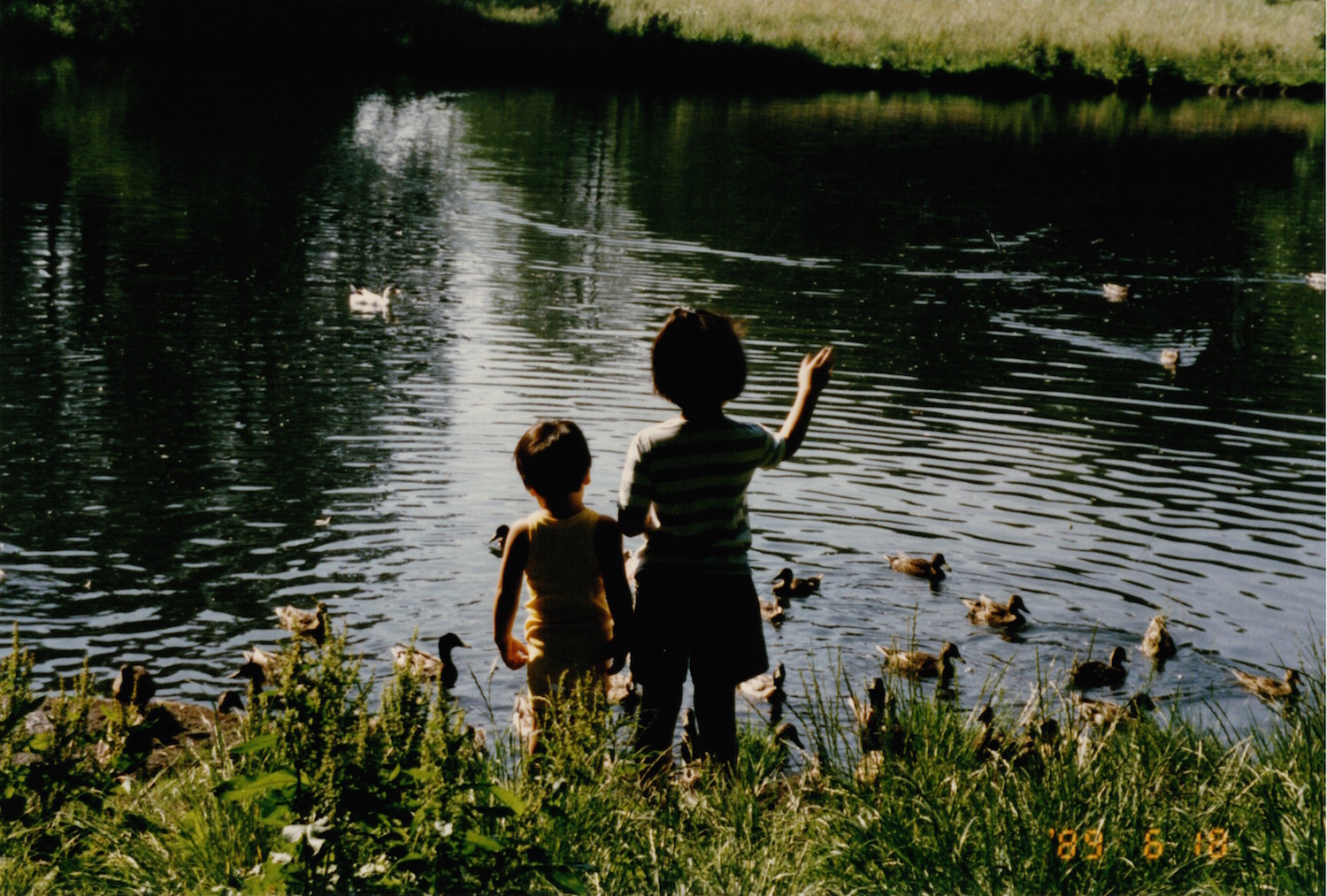 家の近くの池で筆者（当時4歳）と弟。〈Photography: Harry Watanabe〉