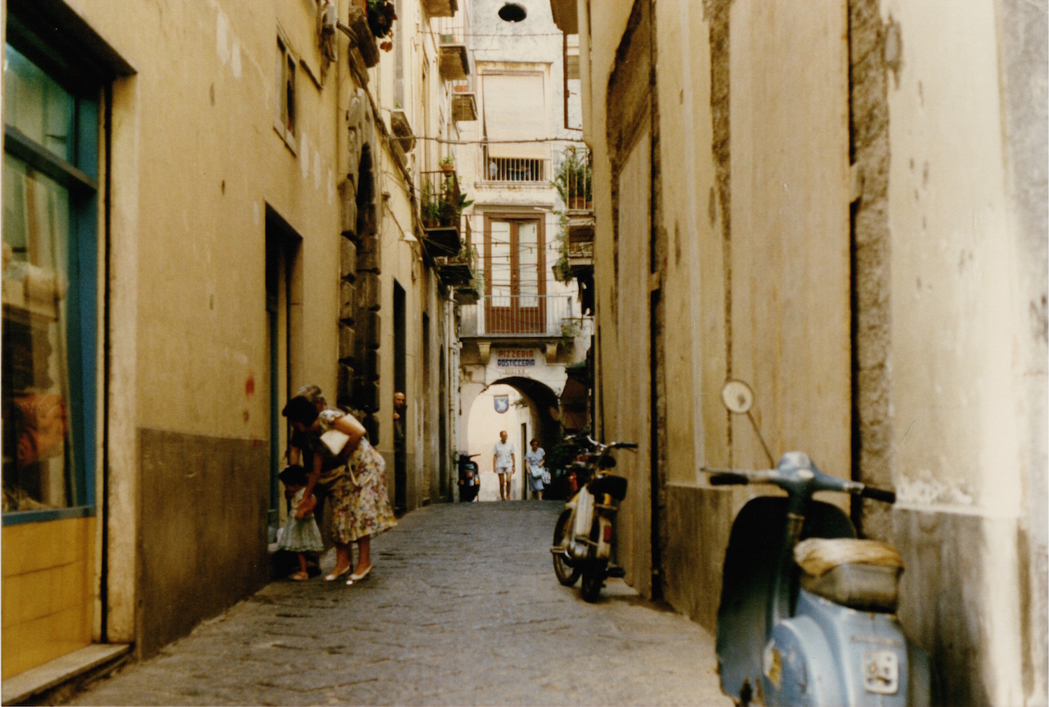 1989年に訪れた、イタリア・ソレントの風景。父は写真が好きで、5年間で撮ったフィルム写真の枚数は3,200枚にのぼる。被写体にコンセプトを持たせて構図を取り、記録ではなく記憶のために撮るというスタンスも、知らぬ間に子どもたちも学んだのか、私と弟が旅先で撮った写真は父のそれと似ている（腕はまだまだ敵わない）。