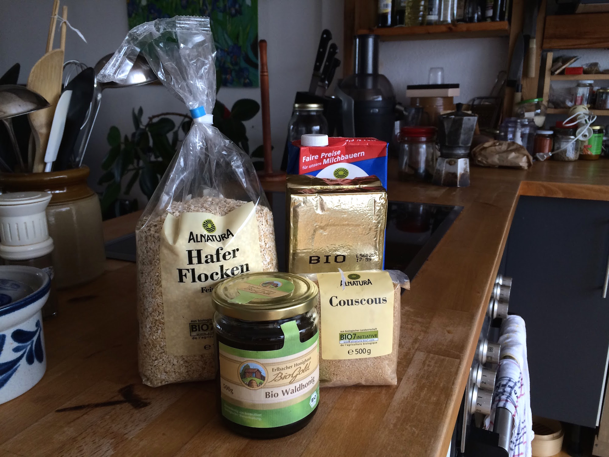 オーガニック食品いろいろ。オーガニック製品だけを扱うスーパーマーケットもあるが、ふつうのスーパーや日用品のお店などにもよく「Bio(オーガニック)コーナー」がある。