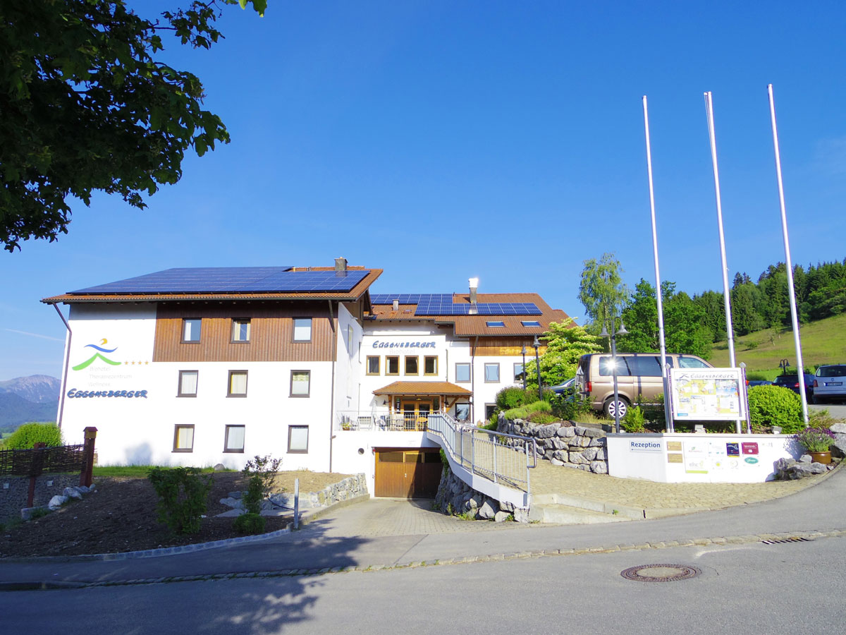 Eggensberger Biohotel Fussenの外観。屋根には太陽光パネルが設置されている。毎年、パネルはどんどん増えていて、オーナーはそのことが自慢だそう。(Photography: Mayuko Nakaishi)