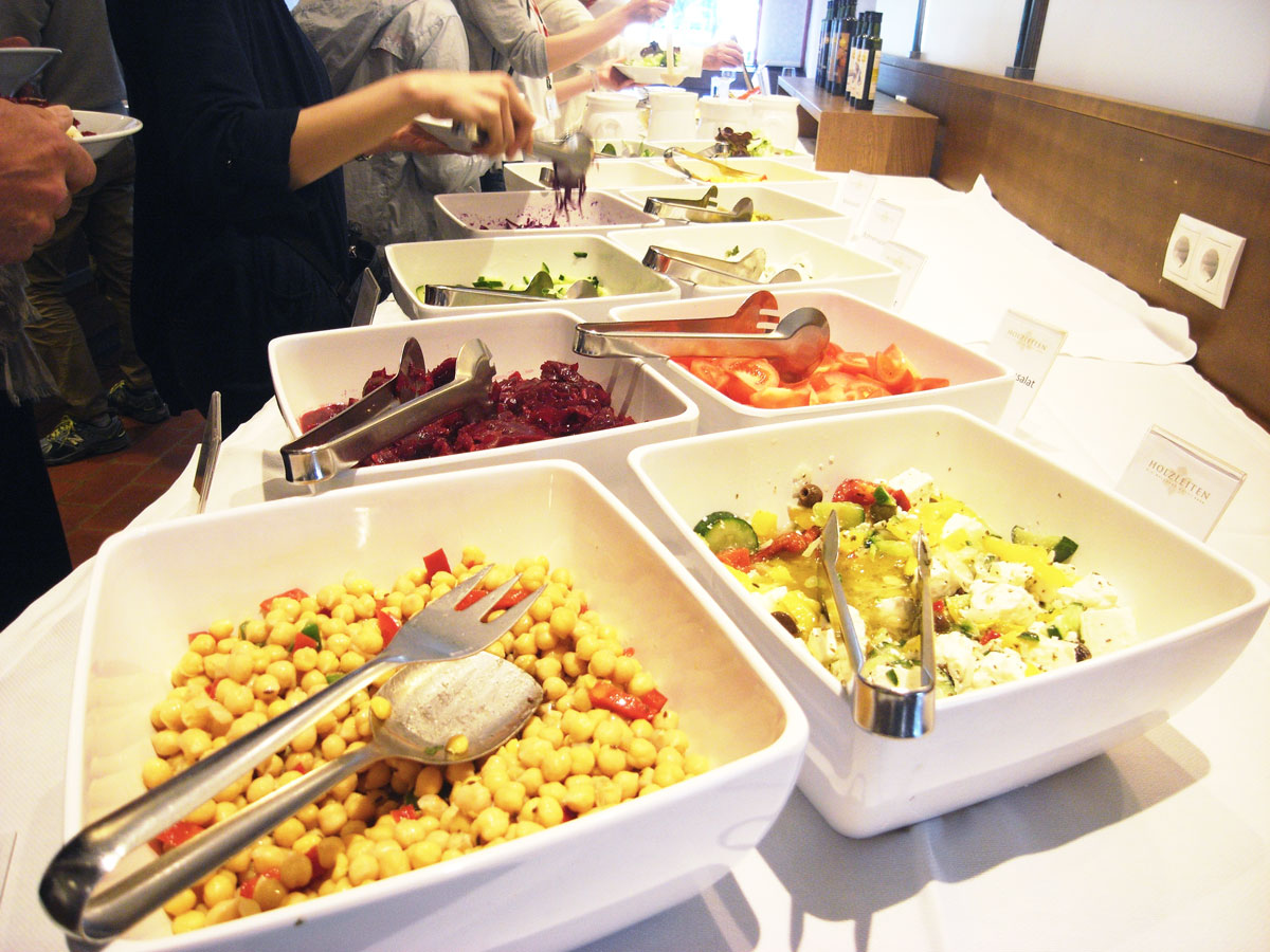 BIO Wellness Hotel HOLZLEITENの朝食、ディナー時の前菜ビュッフェの一部。このほかにハムやチーズ類もたっぷりと。（Photography: Mayuko Nakaishi）