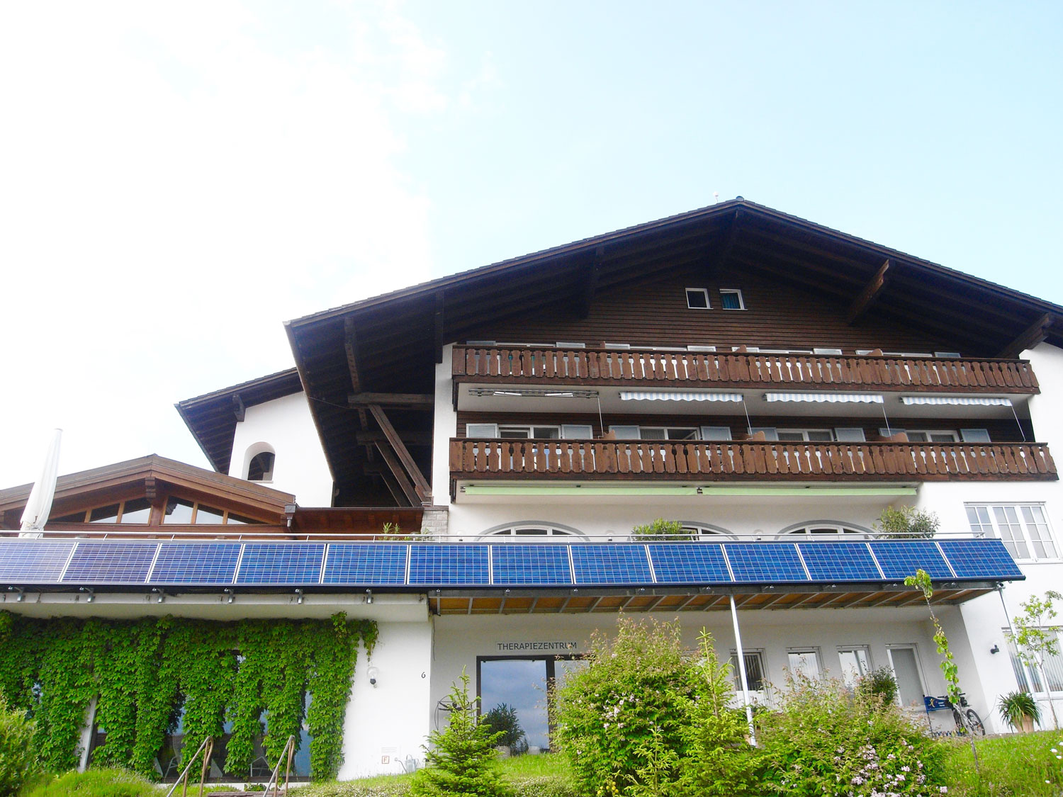 Eggensberger Biohotel Fussenの建物、ひさし部分の太陽光パネル。オーナー自ら設置したそう。(Photography: Mayuko Nakaishi)