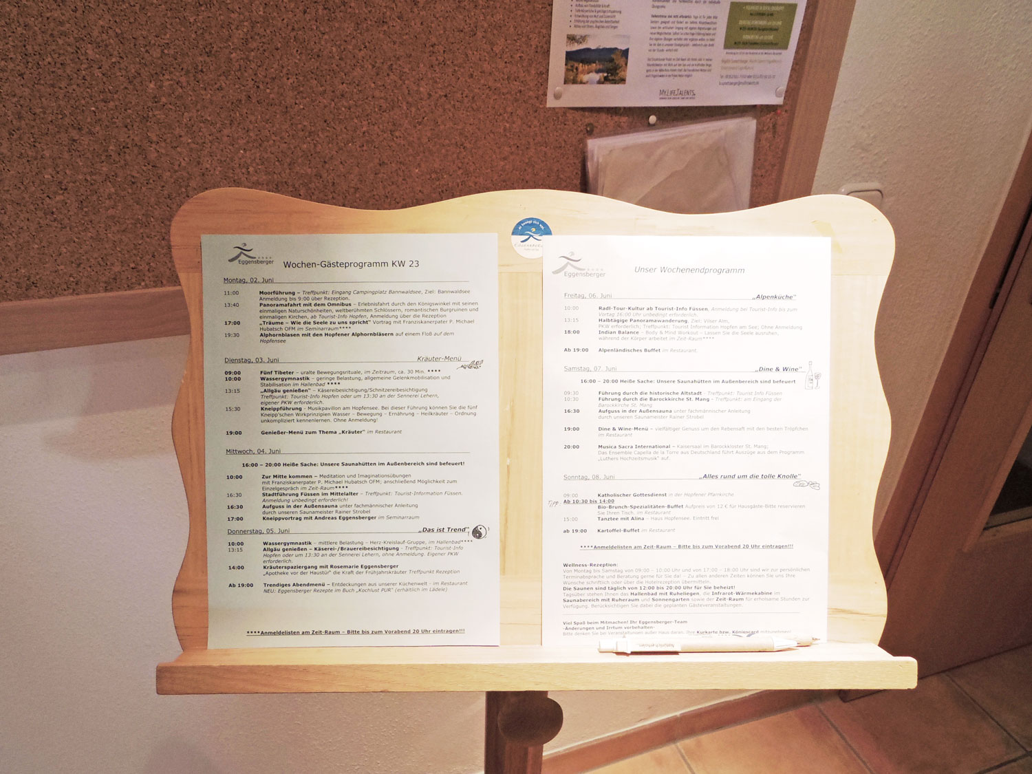 Eggensberger Biohotel Fussenのプレイルーム前のボード。レクリエーションプログラムが一覧に。中には、牧師さんの講話などもありました(笑)。〈Photography: Mayuko Nakaishi〉