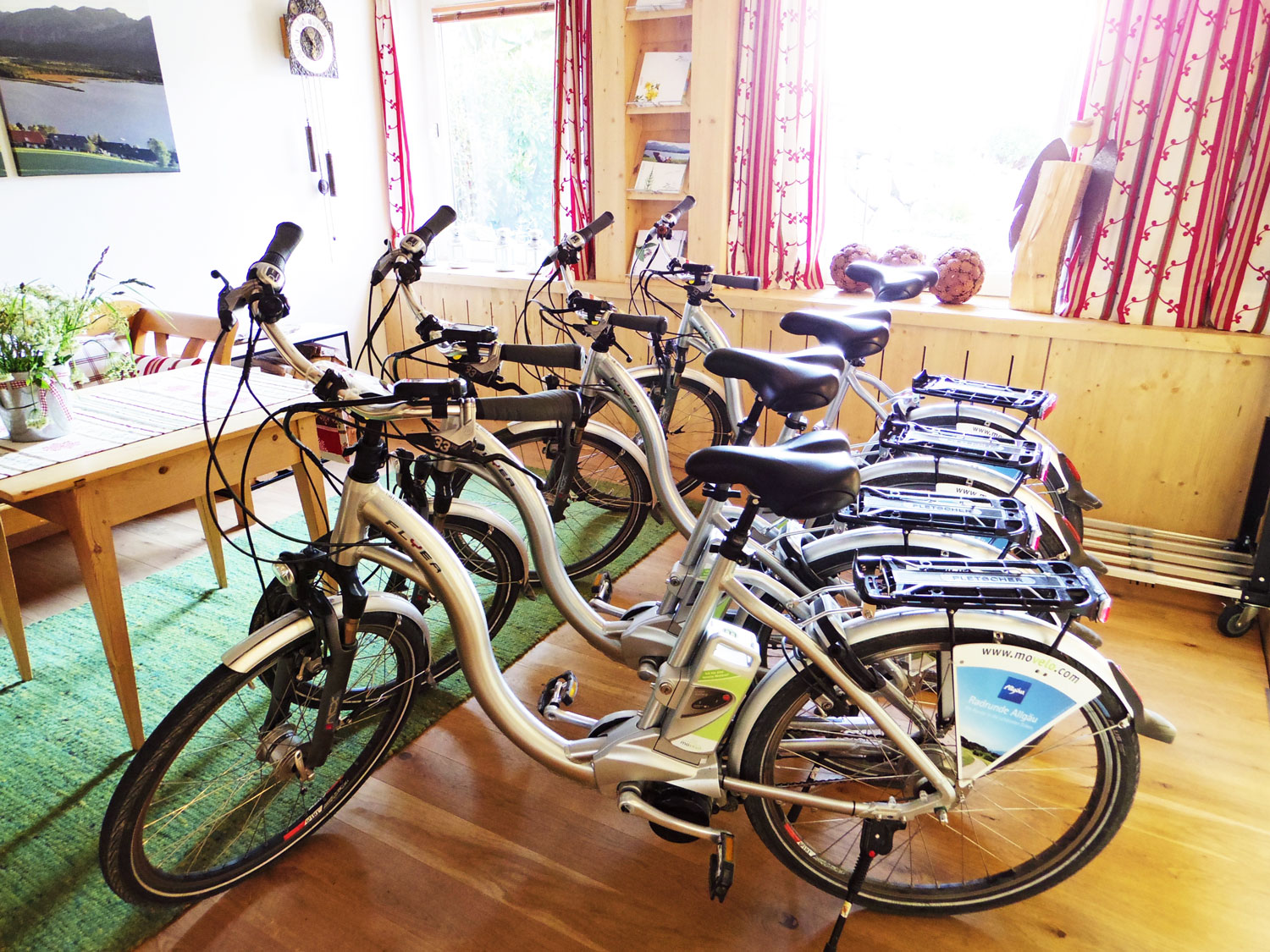 Eggensberger Biohotel Fussenのエントランス、朝の風景。(Photography: Mayuko Nakaishi)