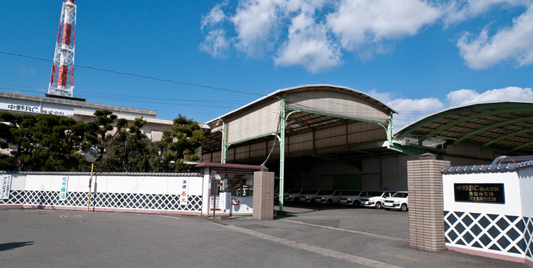 和歌山県海南市にある中野BCの社屋。「お酒の楽しさを知ってもらう」ことを目的に、酒蔵見学や梅酒、日本酒の試飲イベントなどを開催し、年間4万人が訪れる。