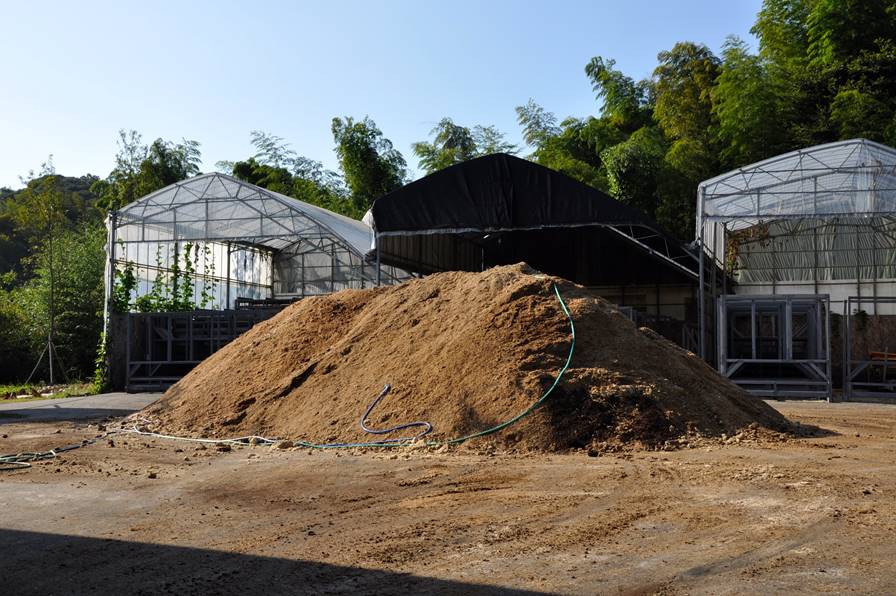 福岡県にある製造工場にて。原料を仕込み中。(提供:金澤バイオ研究所)