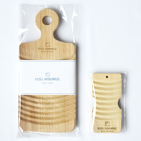 (左)くすのき洗濯板〈¥2,000+税〉、(右)くすのき洗濯板 MINI〈¥1,600+税〉