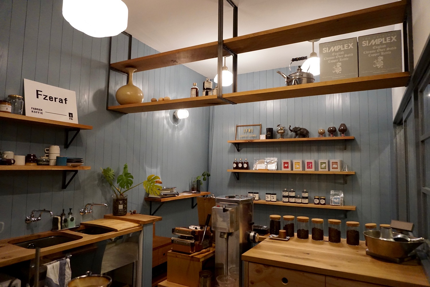 静岡市街にあるショップ「IFNi Coffee Store」の店内。（提供：IFNi ROASTING & CO. ）