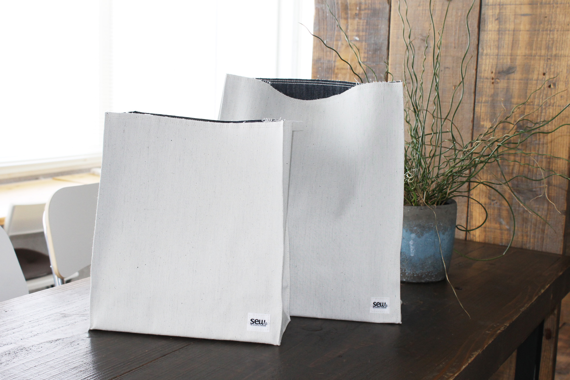 「fukuro」(Sサイズ:W26cm×H29cm×D11cm、Mサイズ:W31cm×H35cm× D11cm)〈Sサイズ:¥1,700+税、Mサイズ:¥1,900+税〉